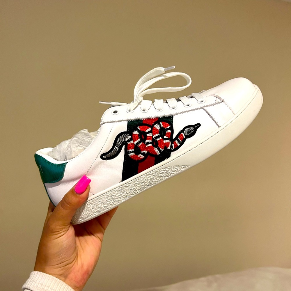 Gorgeous red green and white stylish sneaks 😍